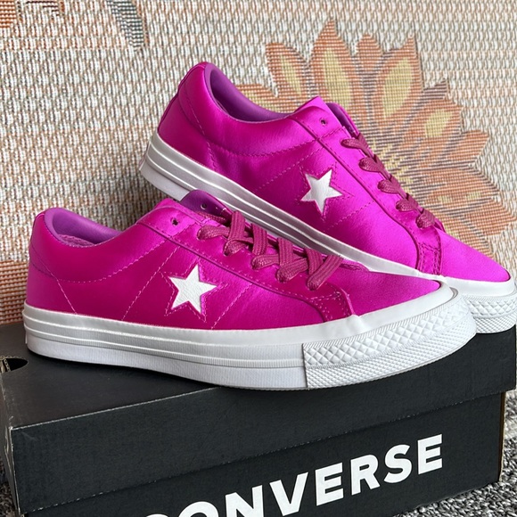 Converse WMNS 161197C
ONE STAR OX
HYPER MAGENTA/HYPER MAGENTA Sneakers - Picture 6 of 16